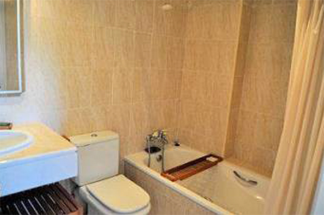 Stor lejlighed til salg i Calahonda på Costa del Sol bathroom